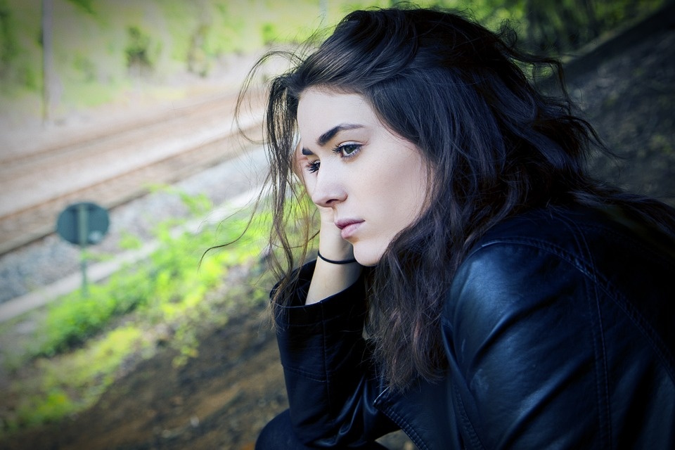 https://cdn.pixabay.com/photo/2015/09/02/13/08/woman-918896_960_720.jpg