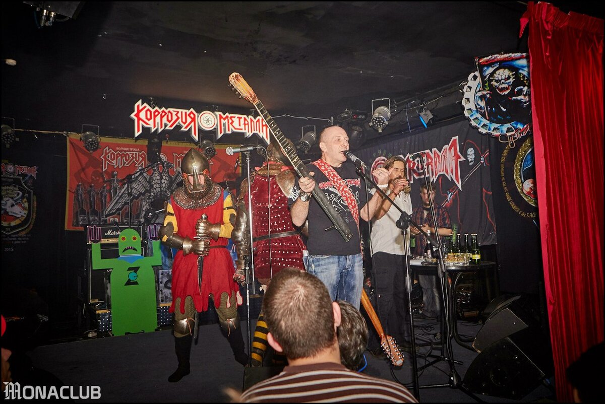 На концерте как всегда пьяный угар, граничащий с балаганом.