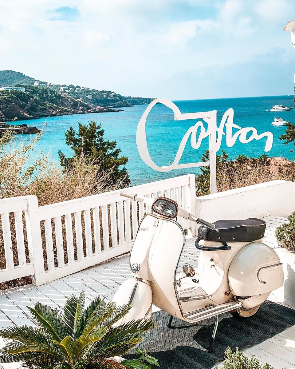 Любимое всеми место для фоточек. https://www.instagram.com/cottonbeachclub/