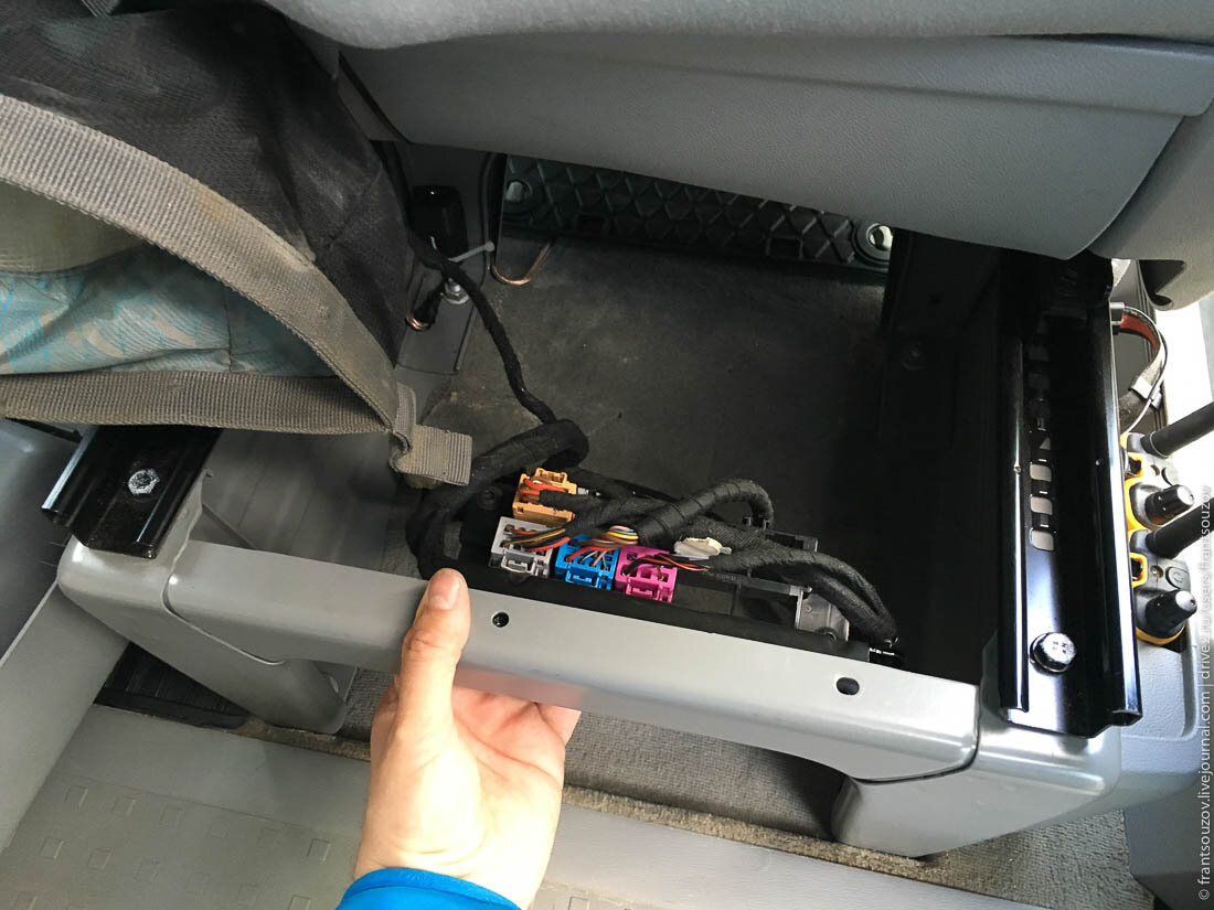 2. В заводском варианте у пассажирского кресла было одно существенное преимущество — если сдвинуть его максимально вперёд, то сверху открывался отличный доступ в "ящик" под ним. Конечно, немного мешала электрика...

