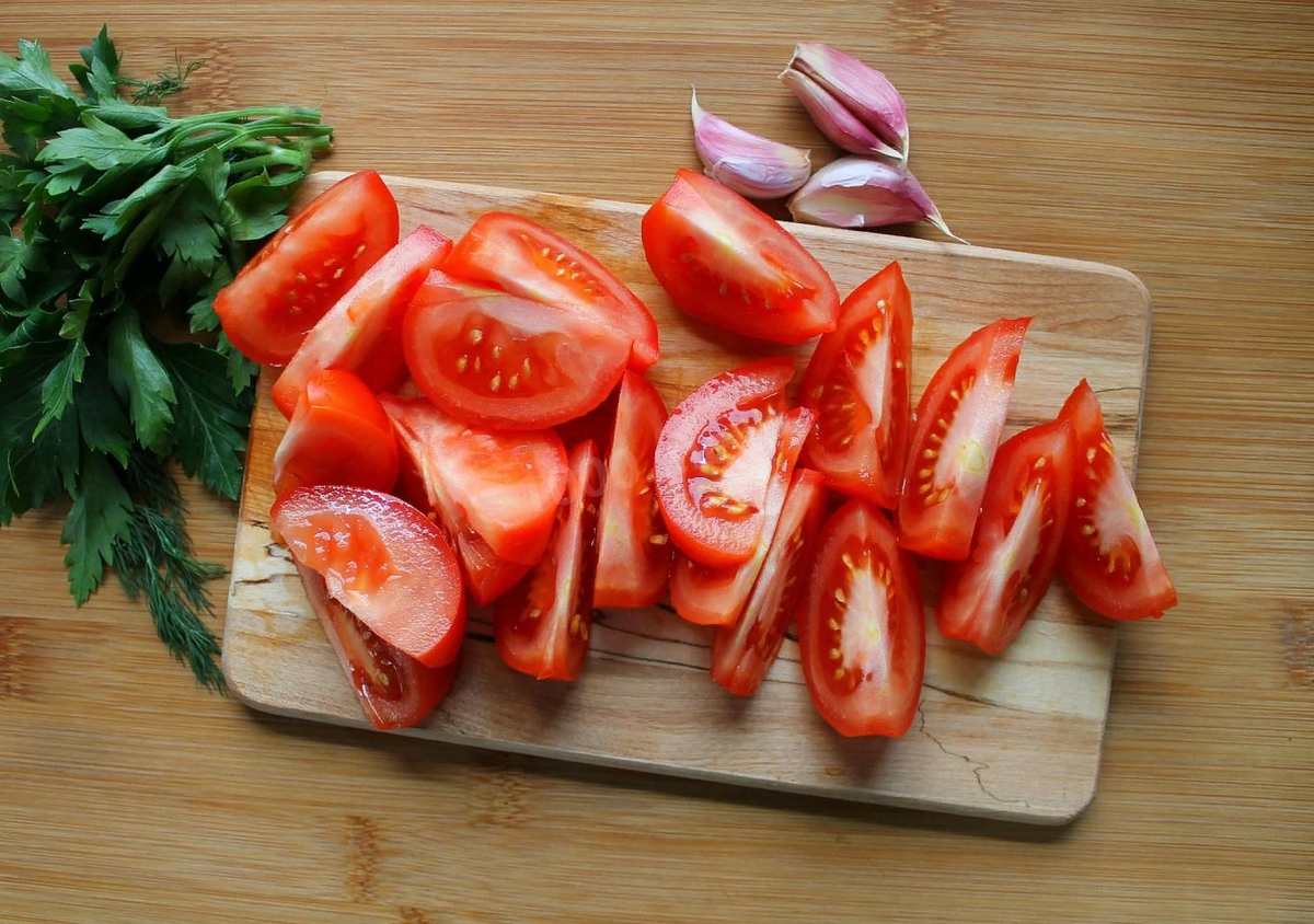 Some tomato. Опущенные помидоры. Сом помидорами. Кожура помидора. Помидоры сомы по.