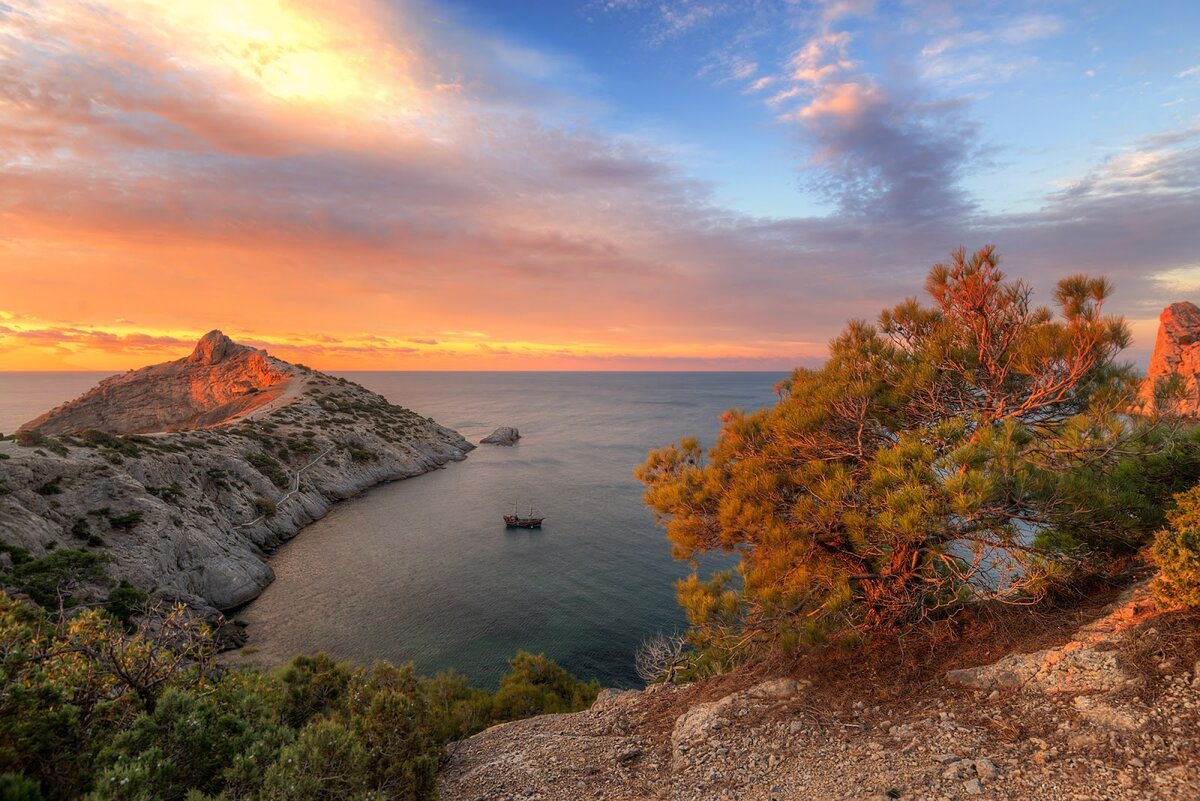 Лучший сезон для того, чтобы начать знакомство с Крымским полуостровом - осень. Людей в бархатный сезон уже не так много, цены начинают постепенно снижаться, но море все еще теплое.