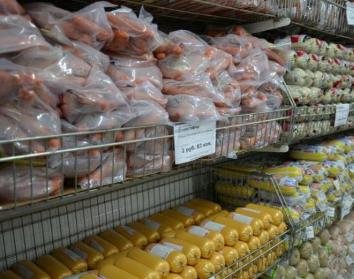 Все расфасовки и маркировки делают  именно работники Светофора-кассиры,охранники и уборщица.