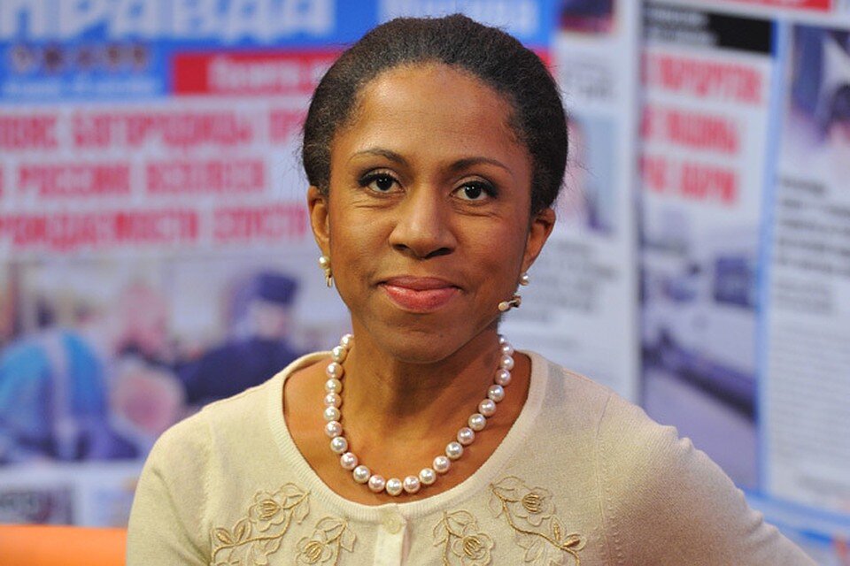 Елена Ханга.