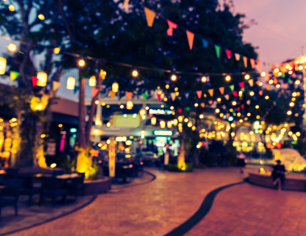 снега нет, но новогодние огни пока еще никуда не делись