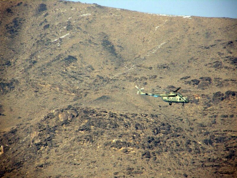 Ми-8 в горах Кабула. фото Е. Семенова