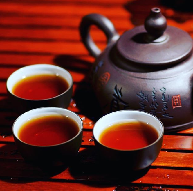 Белый фарфор внутри  и коричневая глина снаружи пиалы подчеркивает ценность чая