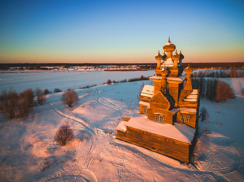 Как молодой московский священник и старый деревенский плотник спасли далекое глухое село: 