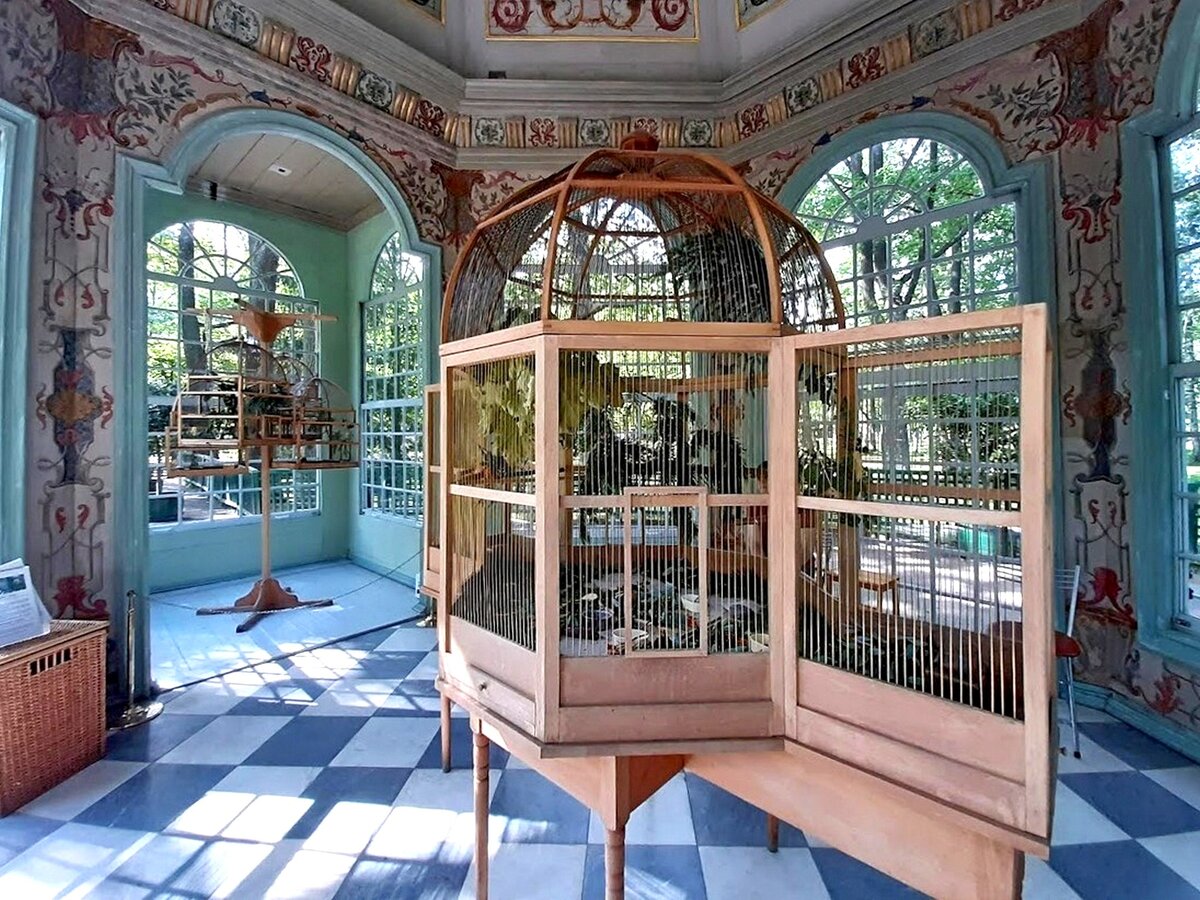 Интерьер западного вольера=птичника в Петергофе