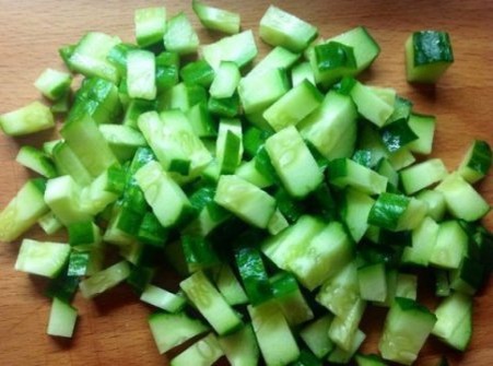 Шаг 2 Огурец режем небольшими кубиками. 		