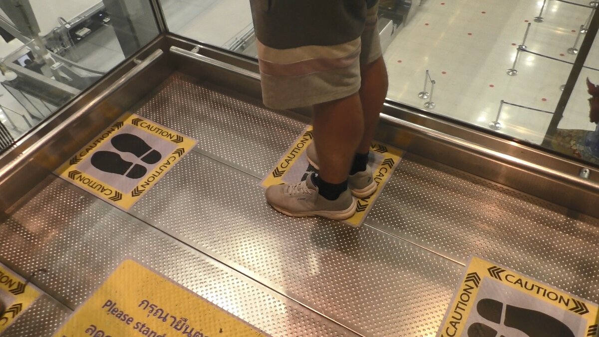 Разметка в лифте в аэропорте Суварнабхуми г. Бангкока