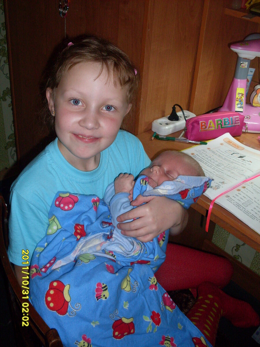 Как можно увидеть в левом нижнем углу, 2011 год. Сыну  месяц.