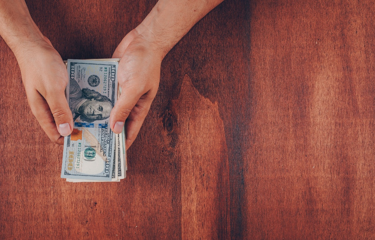 https://ru.freepik.com/free-photo/top-view-man-holding-hundred-dollar-bills-on-wooden_7711606.htm#page=1&query=%D0%B4%D0%B5%D0%BD%D1%8C%D0%B3%D0%B8&position=23