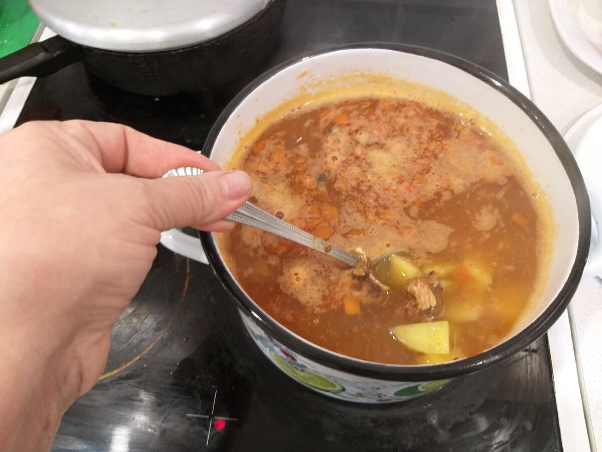 Закидываем картошку и консерву