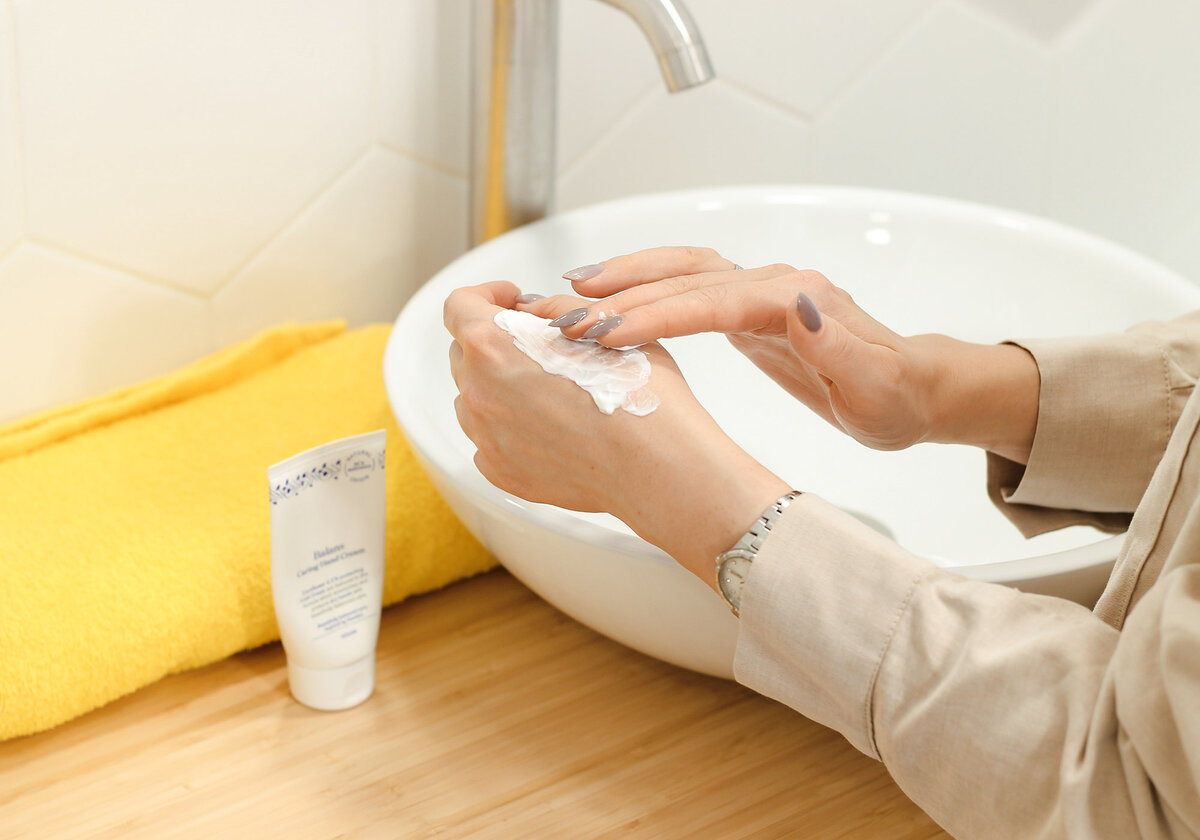 Кремы для рук у меня расставлены по всему дому, увидела — намазалась