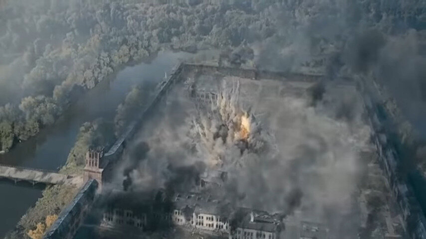 В фильме ""Брестская крепость"  дата этой бомбардировки обозначена 26 июня и показано, что "сатану" сбросили на  Цитадель.