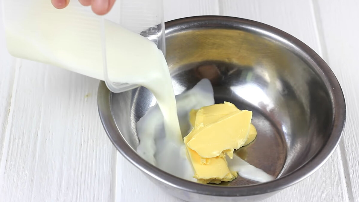 Привет друзья, сегодня будет торт с ягодной начинкой, крем для торта понравится тем, кто не любит крем чиз и его солоноватый привкус. Я покажу беспроигрышный вариант бисквита который подойдет для большинства начинок и расскажу все тонкости приготовления. Мне уже не терпится поделиться с вами этим рецептом, ну что, начнем!
Сперва приготовим бисквит. Соединяем 48 грамм сливочного масла и 127 грамм молока. Отправляем на плиту растапливаться.

