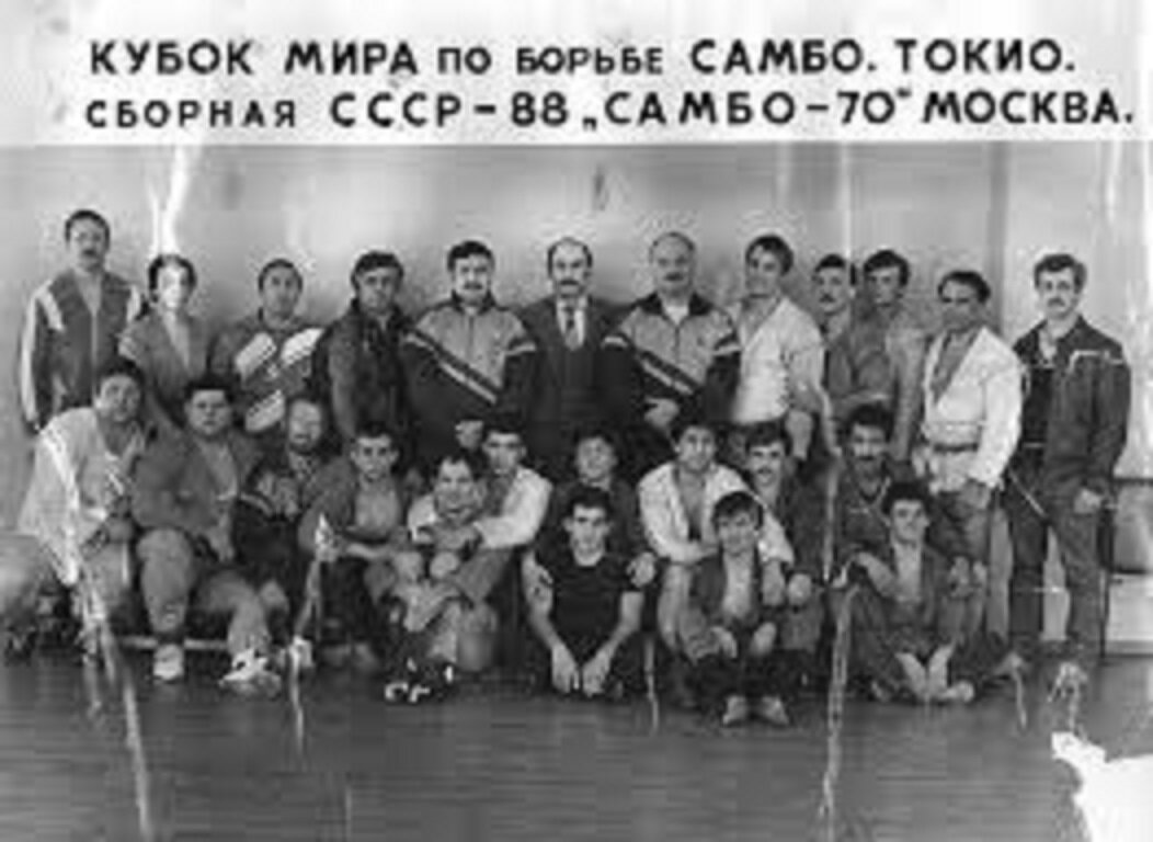 Очень старая фотография, на которой - цвет школы заката СССР