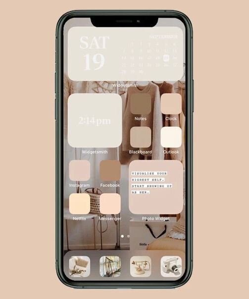 Источник: https://www.pocket-lint.com/phones/news/apple/153891-how-to-customize-iphone-homescreen-app-icons-widgets-layout-widgetsmith-colorwidgets-shortcuts