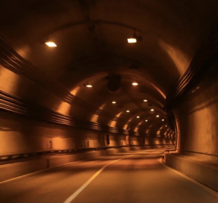 Автомобильный тоннель в Дагестане. Длина-больше 4 км. Это самый длинный тоннель России