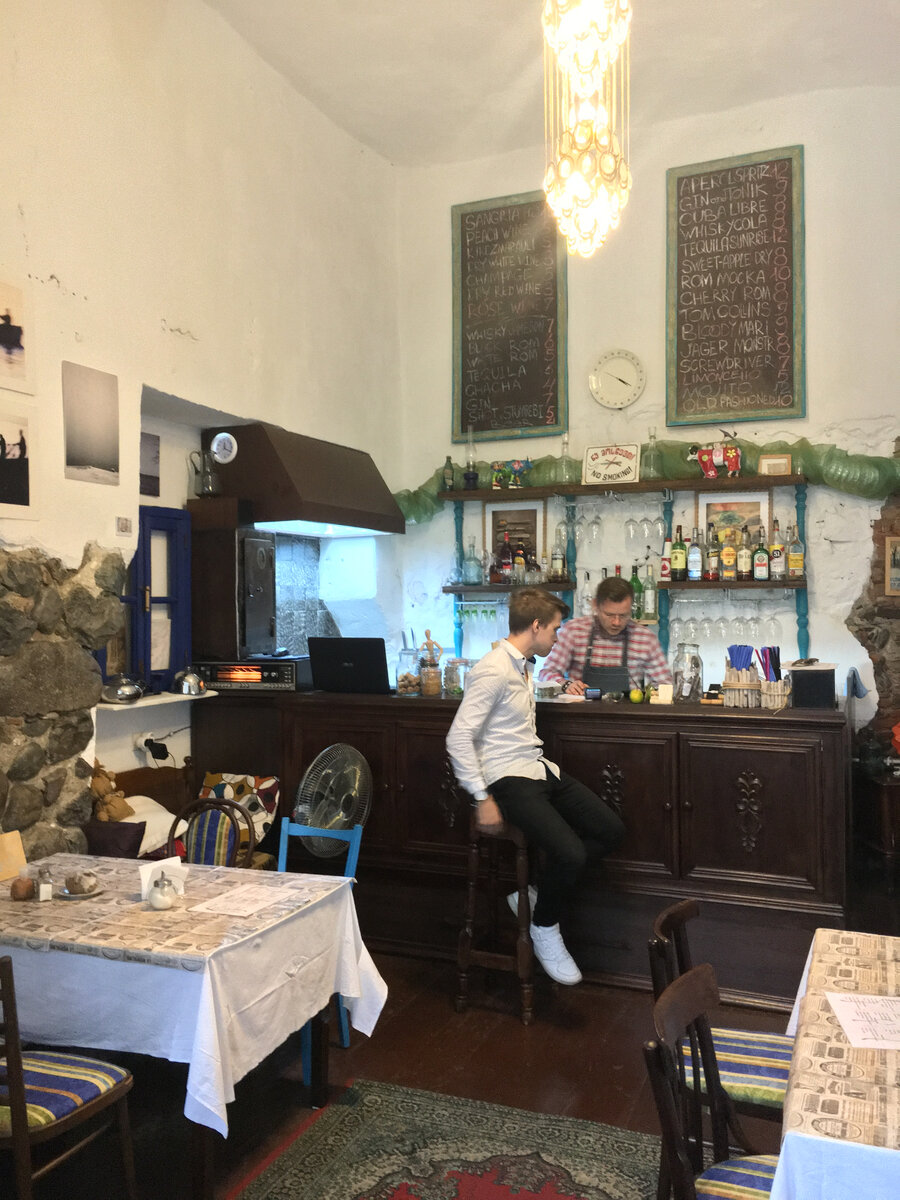 Гастробар "Гости". Хозяин Саша за барной стойкой.