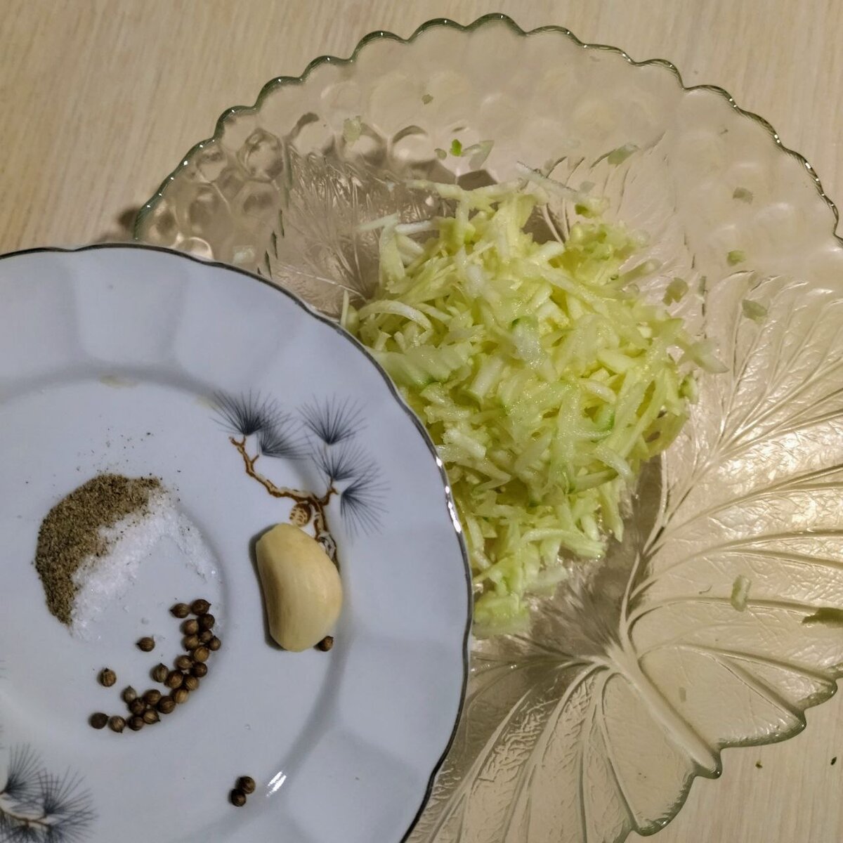 Специи и тёртый кабачок.