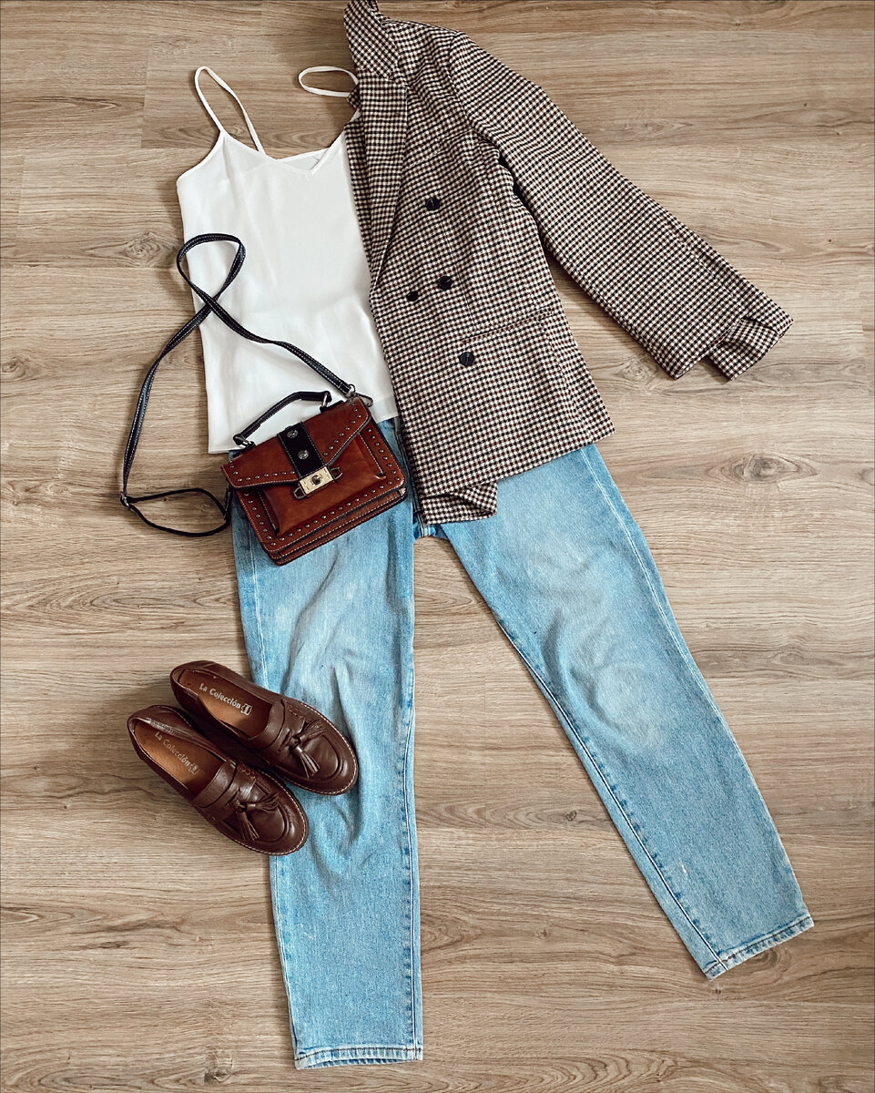 Комфортный городской образ для теплой погоды - хоть в кафе, хоть в парк, хоть в офис (если разрешены джинсы). Я в офис так и ходила до декрета. Легкий струящийся топ, удобные шоферы и жакет в клетку. 