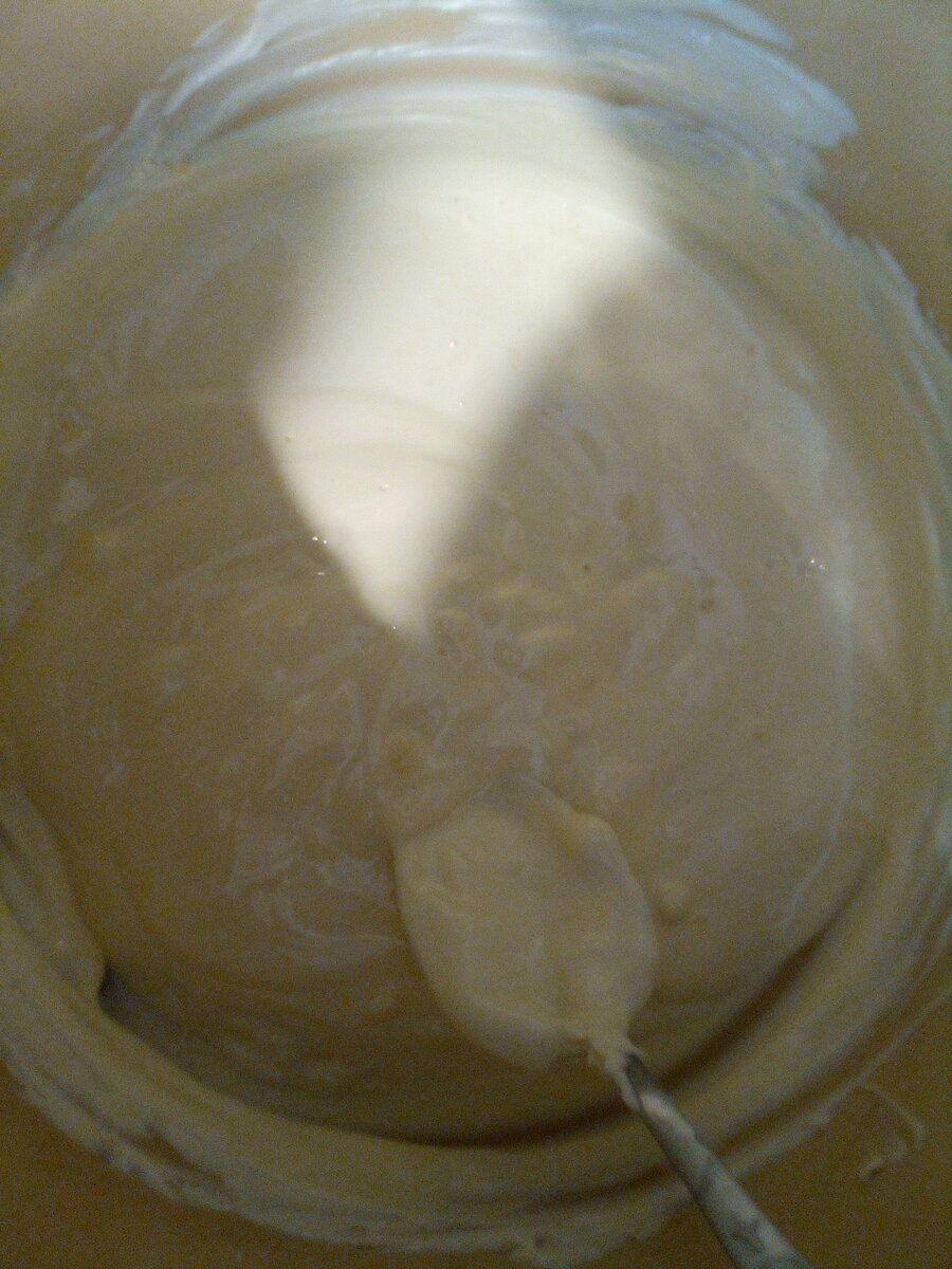 Растапливаем маргарин для замешивания теста.