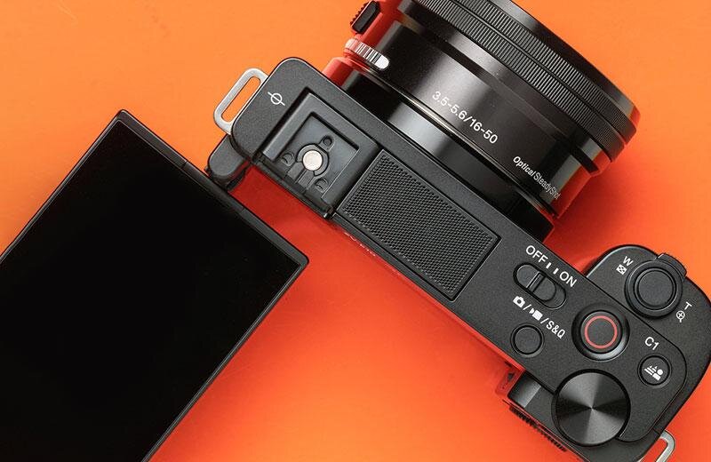 Были времена, когда камеры для блогеров от Sony не имели даже поворачивающихся экранов. Однако, это в прошлом – новая Sony ZV-E10 предназначена именно для тех, кто часто снимает себя без оператора.-2
