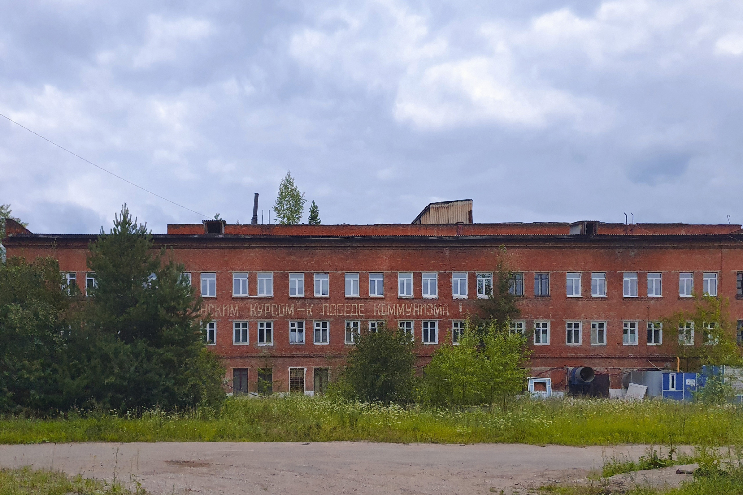 Стране не нужны «паровозы»? Посетил заброшенный завод горно-шахтного машиностроения — его закрыли в 20176