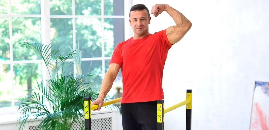 Тренировка на напольных брусьях  