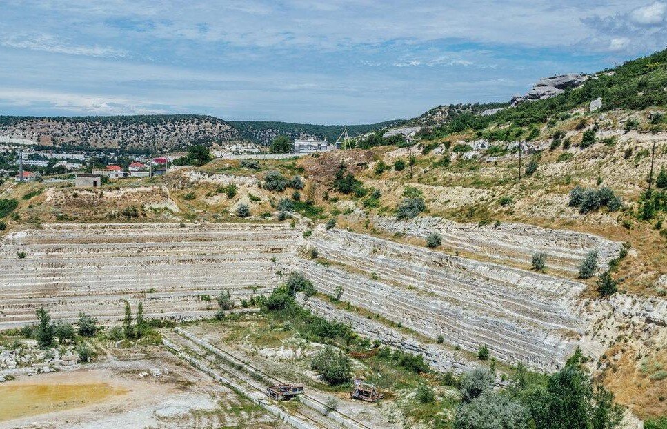 История возникновения озера. 
По другую сторону Монастырской скалы еще со времен Римской империи находился карьер по добыче инкерманского камня.
Белый и плотный известняк, так называемый «инкерманский камень», шел на строительство Херсонеса, а также вывозился в Рим.
