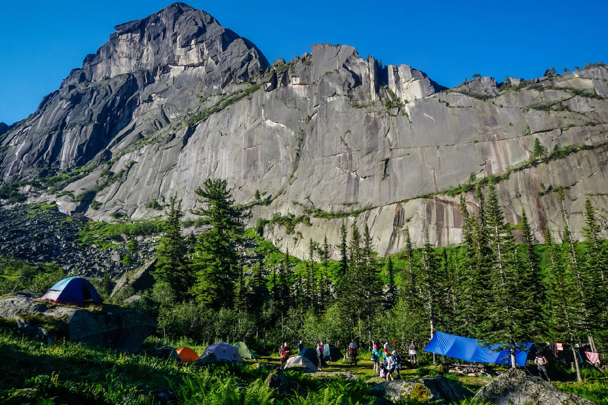 Наш лагерь на стоянке Сказка.