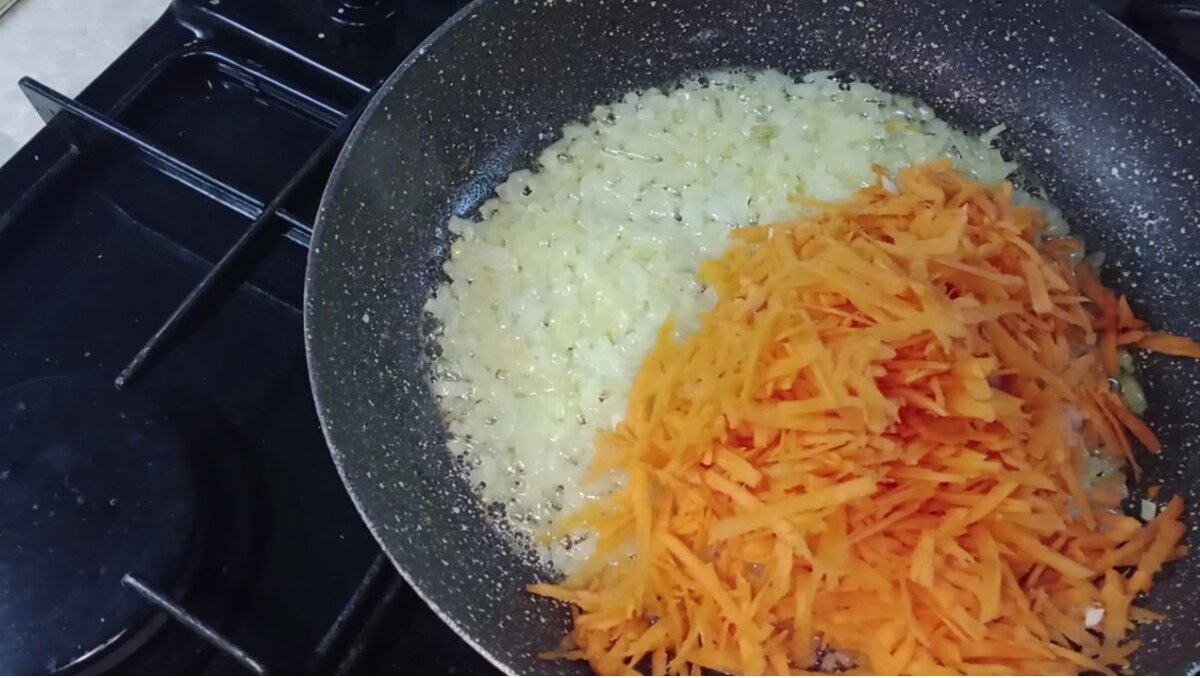 тушим лук с морковью