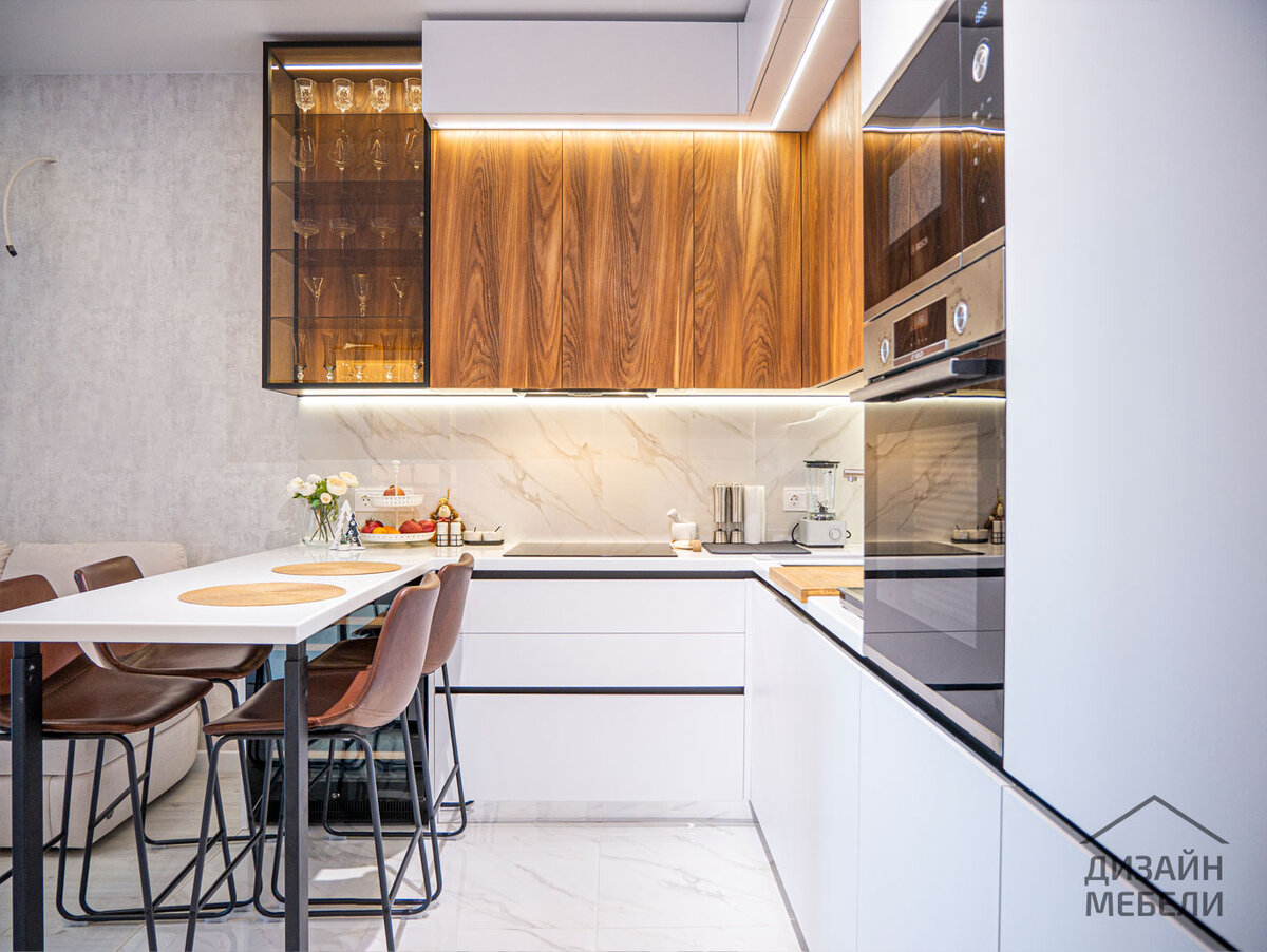 Полуостровная кухня с винным шкафом, двумя морозилками и воздушной стеклянной витриной / Дизайнер: Иван Макаров / Проект сдан: январь 2022 г.