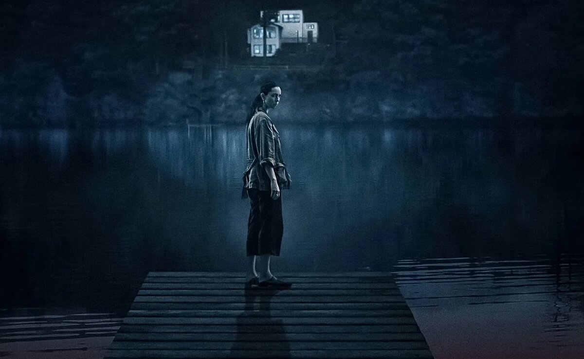 "Дом на другой стороне" (The Night House) Дом на берегу озера, главная героиня разбирает вещи мужа.