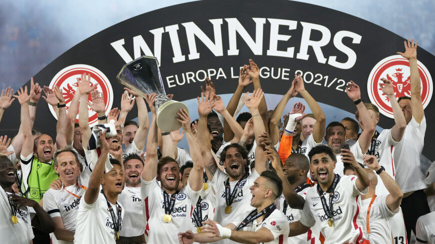 Немецкий Айнтрахт празднует победу в Лиге Европы 2021-2022 г