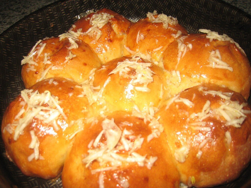 Пампушки с чесноком.                                                                                                                 Для теста: 
3 стакана муки
250 мл теплой воды
50 мл теплого молока
1 чайная ложка сухих дрожжей
2 ст. л. сахара
щепотка соли
Для соуса:
5 зубчиков чеснока
3 ст. л. растительного масла
1 ст. л. кипяченой воды.

Как приготовить пампушки с чесноком?
1. Смешайте воду с молоком. Растворить дрожжи в водно-молочной смеси.
2. Добавить соль, сахар и хорошо перемешать, до полного растворения сухих ингредиентов.
3. К полученному раствору добавить муку и замесить тесто.
4. Готовое тесто накройте полотенцем или пищевой пленкой и поставьте в теплое место подходит на 40 минут.
5. Присыпьте стол мукой, выложите на него подошедшее тесто и нарежьте его  на равные части шириной примерно 2-3 см.
6. Обваляйте кусочки теста в муке и скатайте из каждого кружочек.
7. Полученные тестовые заготовки выложите в форму для выпечки, предварительно смазанную растительным маслом.                                                                                  8.Накройте пампушки полотенцем и оставьте подходить 30 минут.
9. Затем сверху пампушек сделайте надрезы крест-накрест.  Для этого удобно использовать ножницы.
10. Поставьте пампушки в заранее разогретую до 200⁰С духовку на 10 минут.
11. Извлеките пампушки из духовки и смажьте их яйцом.  Затем поставьте выпекаться еще на 20-25 минут.
12. Пока пампушки пекутся, приготовьте чесночный соус. Для этого натрите чеснок на мелкой терке, смешайте его с водой и маслом и дайте настояться.
13. Извлеките пампушки из духовки.

Готовые горячие пампушки смажьте чесночным соусом.