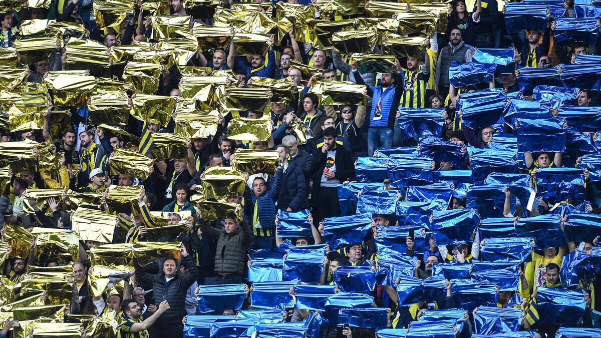    Болельщики "Фенербахче"© AFP 2022 / OZAN KOSE
