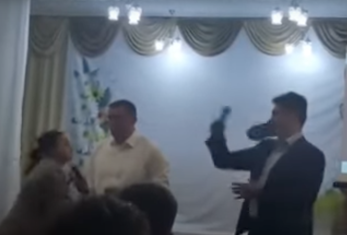 Женщина кинула ботинком в мэра. Скрин видео: youtube-канал «Слово не воробей»