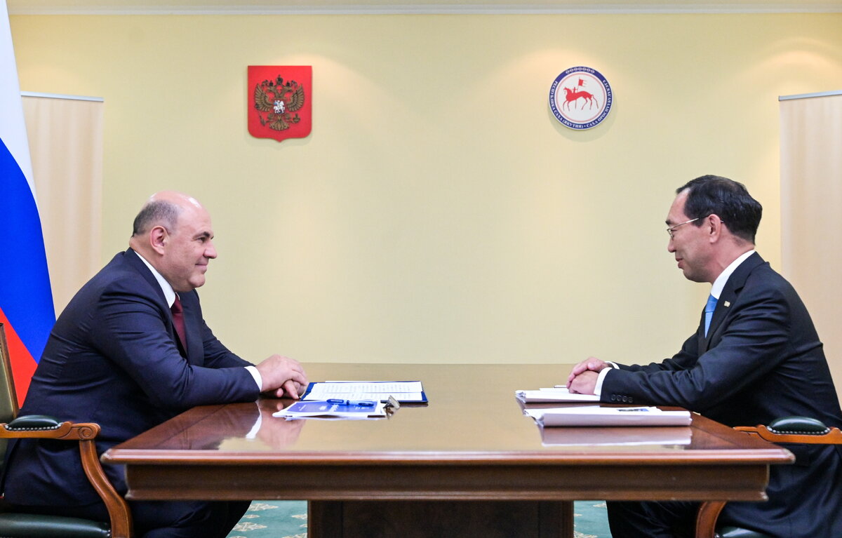    Премьер-министр РФ Михаил Мишустин и глава Республики Саха (Якутия) Айсен Николаев  Александр Астафьев/POOL/ТАСС