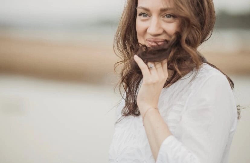 Я ЗЛЮСЬ, ЧТО НЕ ВЕРЮ СЕБЕ!

«Это как?»-спрашиваю на терапии.

Я верю другим больше, чем себе. 
Верю другим больше, чем своему телу, своим ощущениям, эмоциям, реакциям и чувствам. 
Своим глазам, ушам! 

Масса сомнений возникает, когда собеседник убедителен,  умело манипулирует, преследуя свою цель, свои интересы (близкие, супруг(а), коллеги, клиенты).

Естественно, что возникает напряжение, потому как тело не врет! 
Но убедителен же очень собеседник! 
Возникает диссонанс. 
Между моими ощущениями тела и тем, что транслирует собеседник.
Кто тут прав? Кого прислушиваться?

Мои реакции мной обесцениваются и возникают сомнения, вина, недопонимание ситуации, неприятное состояние, стеснение, тревога и даже страх.
Непонимание куда вести диалог, про цель вообще свою забыли, попали в некую зависимость, в жертву.
Согласились с оппонентом. 

Так бывает по- разным причинам. 
Боимся быть собой, непонимание своих чувств и эмоций, боимся быть честными или потерять лицо.
Потерять статус, внимание близкого человека, потратятся работу.
Вобщем есть некая созависимость.

Мы все хотим ясности и честности, но не всегда хватает внутренней силы и смелости проговорить как есть СЕБЕ, не говоря о других.

Сложно порой проговаривать и договариваться. Хотим  без конфликтов, хотим нравиться. Хотим не меняться, терпеть, подстраиваться. Все же так живут…

Страшно если все измениться. 
Сил нет на перестройку.
Придётся встретиться  с собой настоящим(ей). Начать себя слышать, видеть, чувствовать! 
Проявляться!
И опять страх быть не принятым(ой), непонятым(ой) « стаей».

Начинаю осуждать себя, что не проявляю себя и предаю себя неосознанно. 
Не принимать себя и  ситуацию, злиться, что не могу вырулить, быстро среагировать, не понимаю себя. Нет внутренней готовности идти за собой!
Предаю и терплю.
Не доверяю себе, не вижу выхода. Все плохо, грустно, противненько.

Знакомо?
Где внутри откликается?
Определи прямо сейчас, что за чувство, что за ощущения?

Как на самом деле чувствуешь ситуацию? Что тебе хочеться?
Можешь быть честным с собой? Услышать наконец себя?

С принятием отнестись к своей реакции, своим эмоциям. 

Нормально эмоции любые испытывать!

Если я испугался - это  нормально испытывать страх.

Если я не согласен с точкой зрения другого, это  нормально испытывать злость. 

Нормально злиться, когда чувствуешь обман, назидания, когда с тобой не считаются. 

Горе нормально испытывать, если я потеряла близкого, друга, финансовые средства. Любая потеря - это горевание . Это нормальная реакция у 8 млр человек на Земле. 

Если приятная встреча- радость! 
Если любимое дело- интерес!
Тело не врет!

С тобой все так!
Верь своим чувствам и проживай их! 
Это безопасно, естественно и нормально. 
Это безопасно для 8 млрд человек!

1)Испытай это чувство в полной мере- оно отражение того, как ты видишь ситуацию.
2) Определи, идентифицируй: злость, радость, грусть, что за эмоциям?
3) Дай внутри себя место своим чувствам и эмоциям, своей энергии. Впусти их в своё сердце.
4) Поблагодари себя за этот опыт, за то что направил свою энергию а исцелению.

Что нужно тебе для того, чтобы доверять своему телу, своим чувствам и ощущениям?
Что нужно тебе, чтобы проявлять себя и оставаться собой?

Для более глубокой работы есть разные формы терапии.

С удовольствием отвечу на ваши вопросы, пишите в директ.