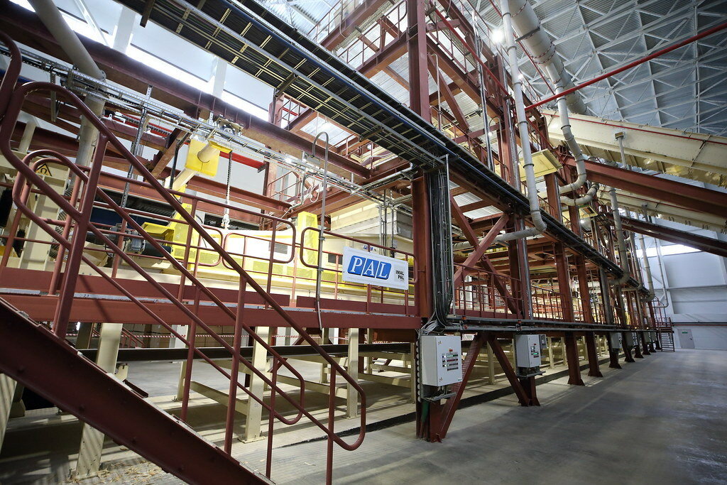 2 сентября в Томске компания «Монолит-строй» открыла завод по производству ориентированно-стружечных плит. Компания инвестировала в новую технологическую линию 6,8 млрд рублей, что позволило дополнительно создать 500 новых рабочих мест и увеличить объёём глубокой переработки низкосортной древесины на 500 тысяч кубических метров в год.