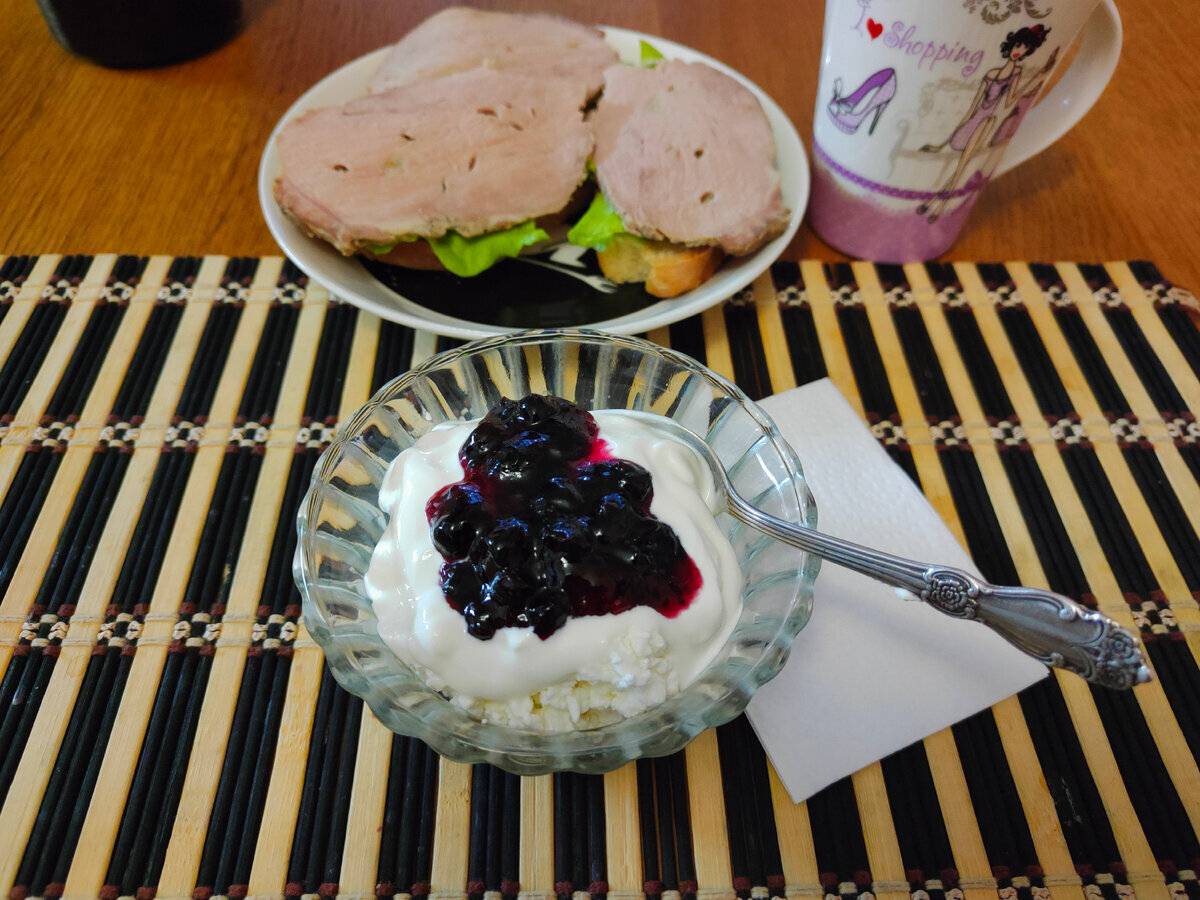 Творог со сметаной и вареньем из чёрной смородины; бутерброды с домашней бужениной; 