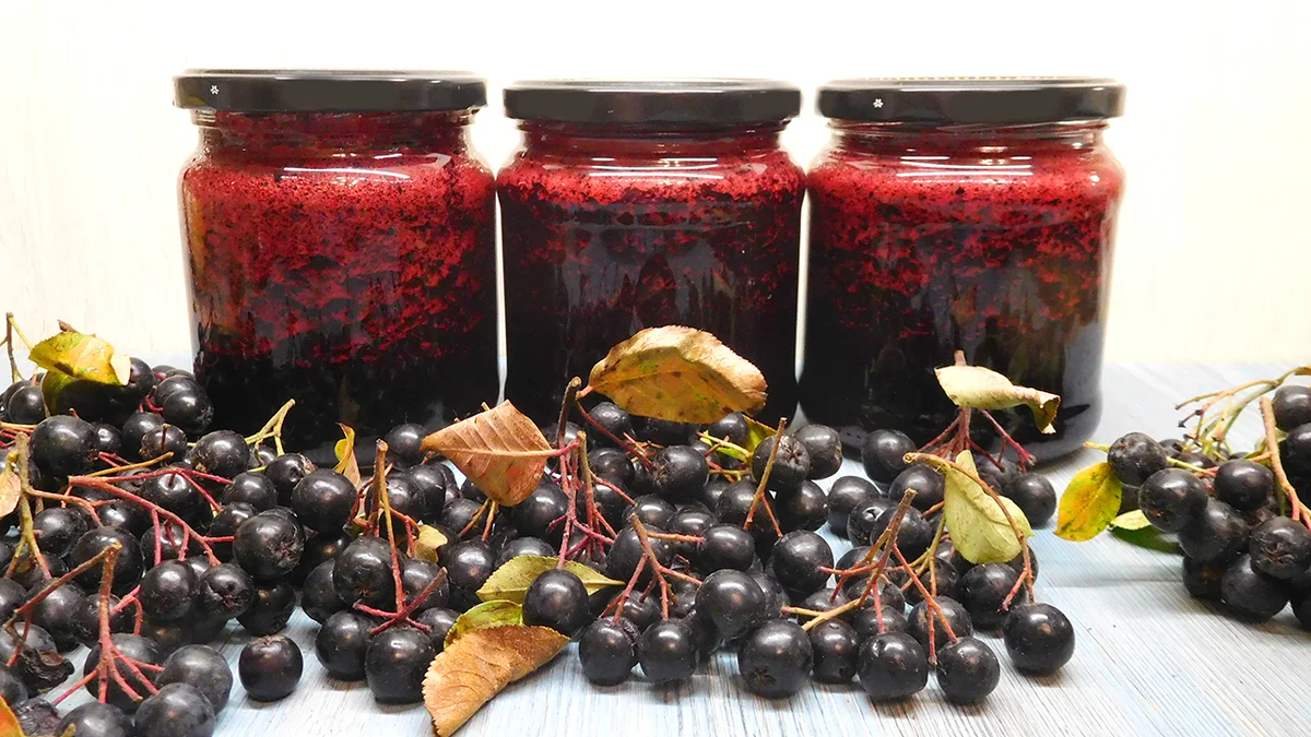варенье малина с черноплодной рябиной. черноплодная рябина протёртая с сахаром. как хранить черноплодную рябину в домашних условиях на зиму. черноплодная рябина варенье. заготовки из аронии черноплодной.