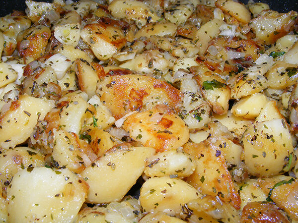 На этой странице расскажу, вкусно пожарить картошку на сковороде по средиземноморскому рецепту.-11