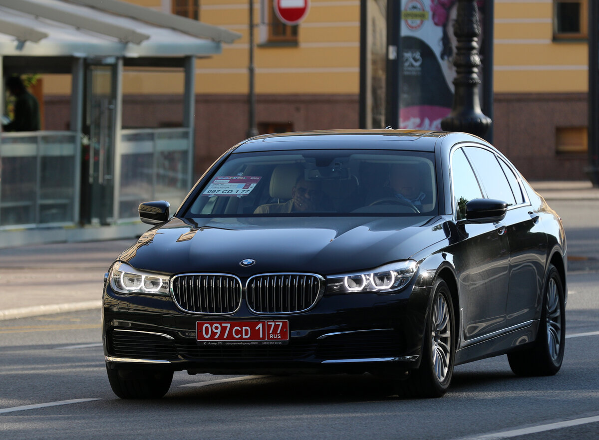 BMW 7 G 12 серая матовая