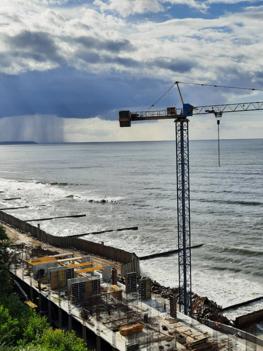 Близ лежащий пляж (минут 30 на машине по хорошей дороге)-набережная в Светлогорске пока не может составить конкуренцию с Янтарным.


