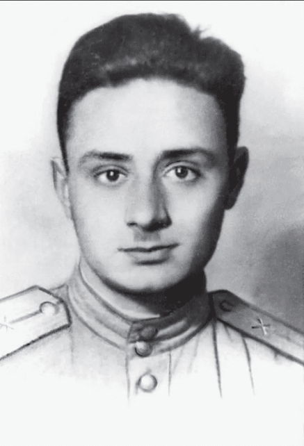 Асадов в молодости, до ранения. Фото с сайта  biographe.ru