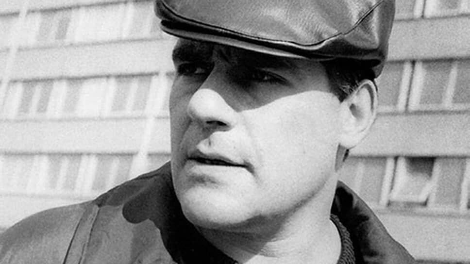   «Меня не интересуют факты, я путаю, много вру, я не скрупулезный, не энергичный, короче — не журналист. Хотя всю жизнь зарабатывал именно этим»    
С 1962 по 1965 год Сергей Довлатов проходил военную службу в системе охраны исправительных колоний в Республике Коми. Позднее этот опыт он отразил в повести «Зона». После демобилизации поступил на факультет журналистики ЛГУ, работал в студенческой газете, начал писать рассказы. С конца 1960-х был членом ленинградской группы писателей «Горожане» История России в фотографиях/Семейный архив Сергея Довлатова